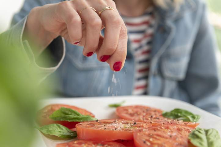 Aquí está exactamente cómo hacer algo menos salado al cocinar alimentos