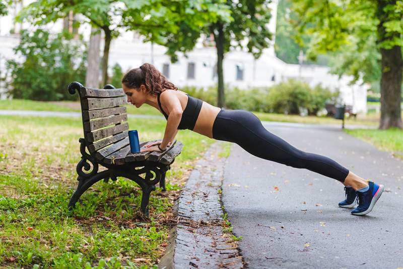 Skråstigende push-ups bygger armstyrken du trenger for å slippe og gimme 20 '