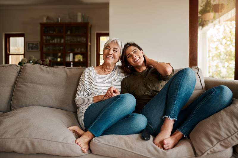 Wonen weer bij ouders? Een psycholoog deelt 6 manieren om jezelf eraan te herinneren dat je nog steeds volwassen bent