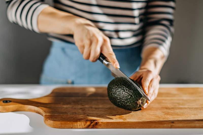 Questo magico hack di avocado rimuove la fossa immediatamente con solo le dita