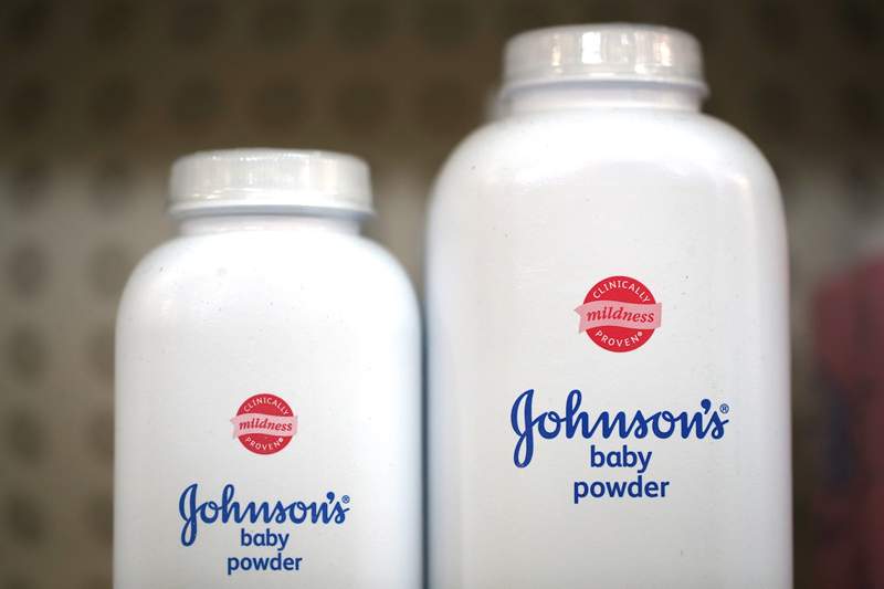 Johnson & Johnson menghentikan serbuk bayi berasaskan talc di U.S. Dan Kanada