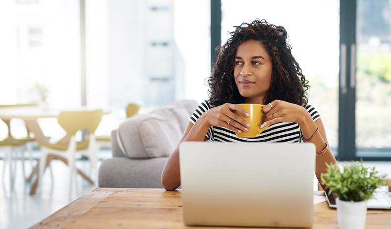 Est-ce dégoûtant de continuer à boire la même tasse de café tout au long de la journée? Un expert en sécurité alimentaire pèse