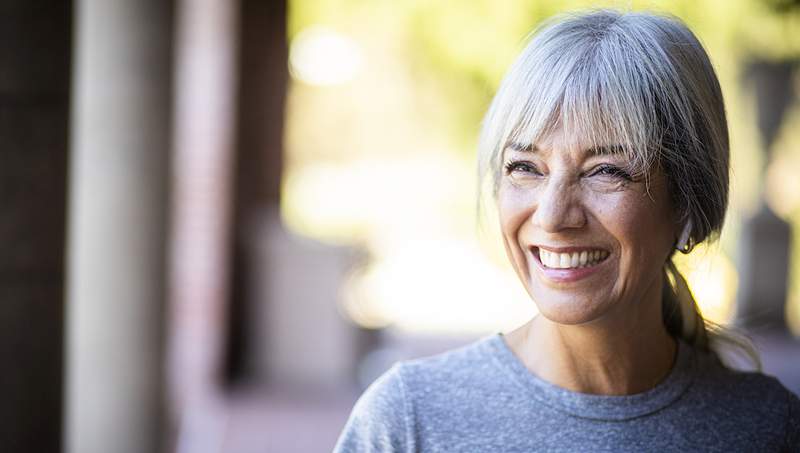 Esta crema para los ojos tiene 68,000 críticas de 5 estrellas y 'Hidratación fantástica para más de 60 piel'