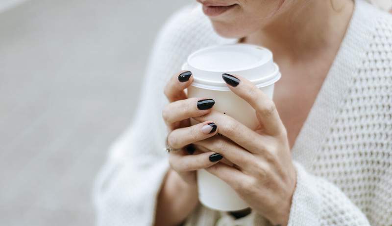 Como usar esmaltes escuros sem danificar ou descolorir as unhas-e as melhores e mais humilas tons para o outono