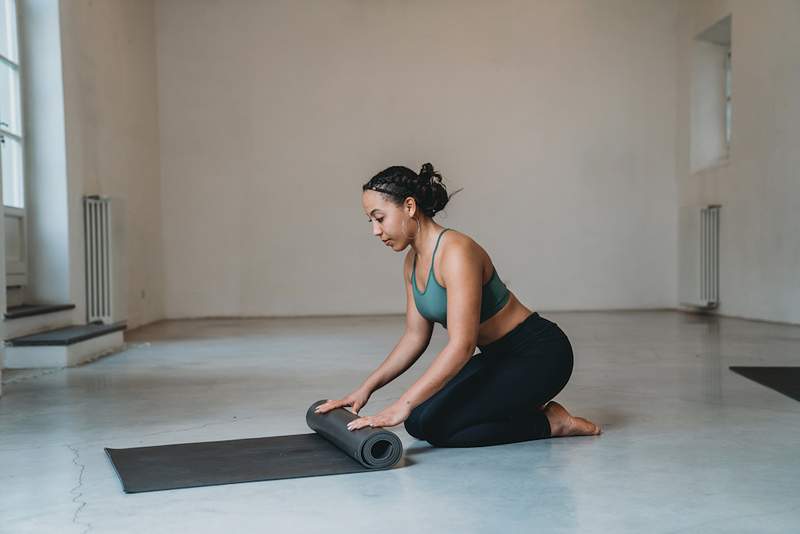 7 de las mejores alfombras de yoga para reemplazar la desgastada en la que todavía está sudando