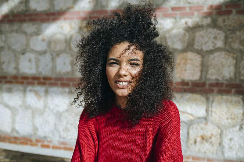 Omgaan met droogheid en breuk? Je zou haar met een hoog porositeit kunnen hebben