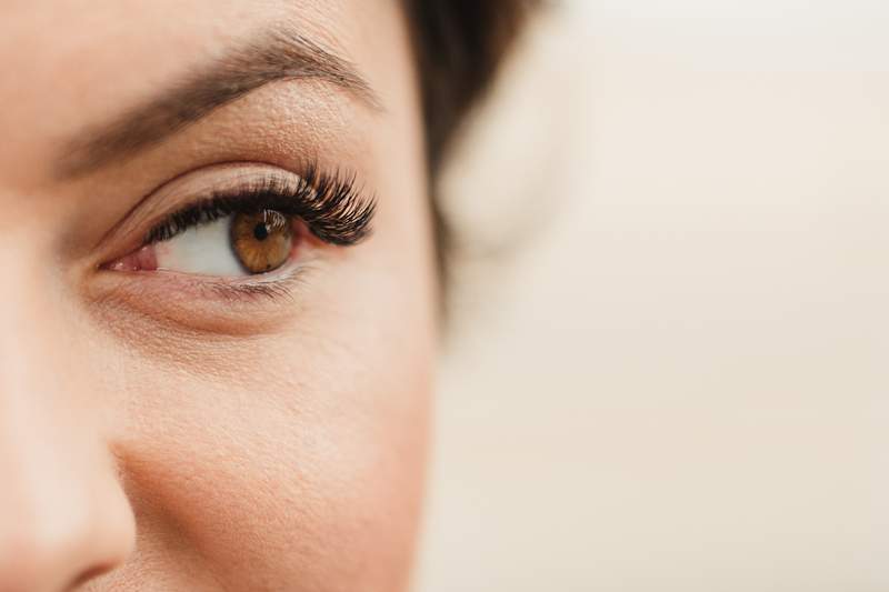 3 Behandlungen zu Hause, die wie Wimpernverlängerungen in einer Flasche sind