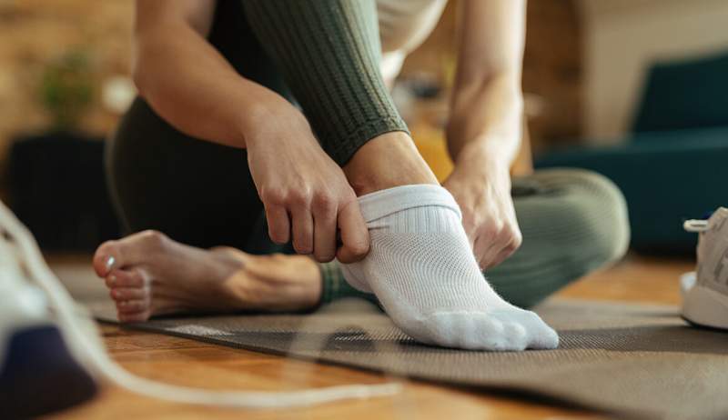 Jag är en yogainstruktör, och det här är de bästa greppstrumporna för glidbeständigt stöd under ett träningspass