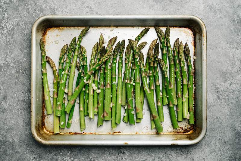 Apparentemente, gli asparagi possono aiutare con quella sbornia di rosé