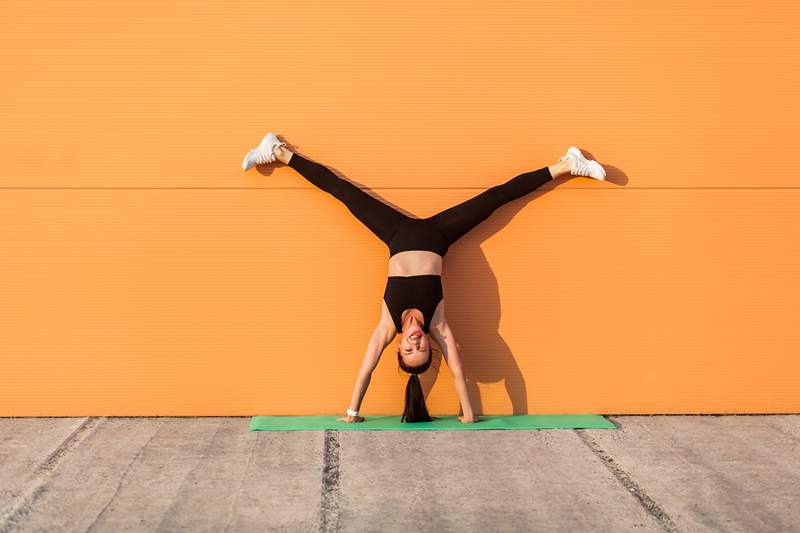 Le `` Challenge Handstand 'est en fait un excellent entraînement, voilà comment le modifier