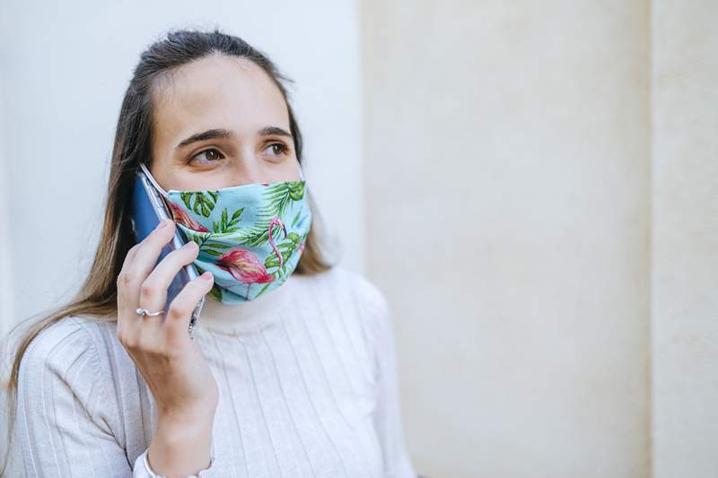 Cómo evitar que el interior de la máscara de tu cara huele a basura caliente