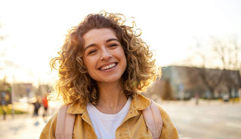 La nuova tinta per la pelle di Huda Beauty dà il bagliore dell'ora dorata ogni ora del giorno