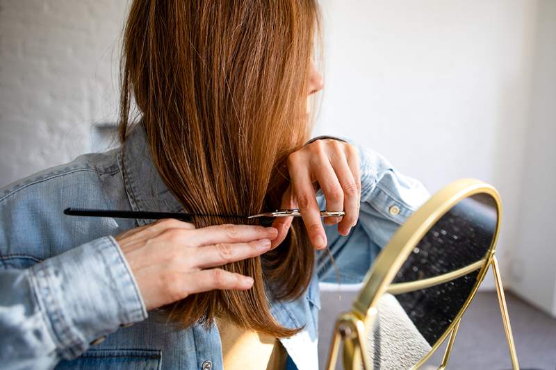 Mi sono dato un taglio di capelli di livello professionale in quarantena usando questo tutorial da $ 0 e non è mai stato meglio