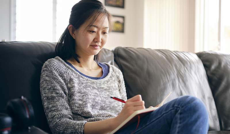 Saya menulis dalam jurnal syukur selama 45 hari untuk menurunkan tekanan saya dan memperbaiki tidur saya di sini yang berlaku