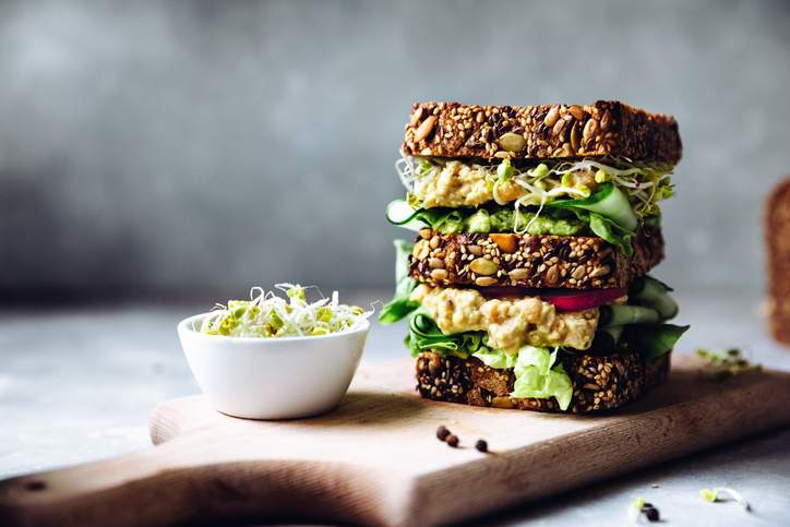 Questo delizioso sandwich per insalata di ceci di bufalo vegano confeziona più della metà della fibra di cui hai bisogno in un giorno