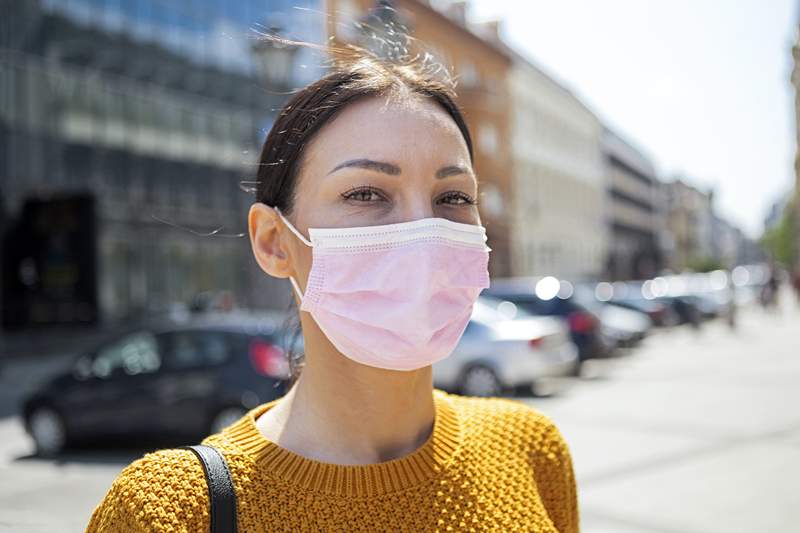 Un dentiste dit que cette astuce de 10 secondes vous aidera à donner une mauvaise haleine induite par le masque pour de bon