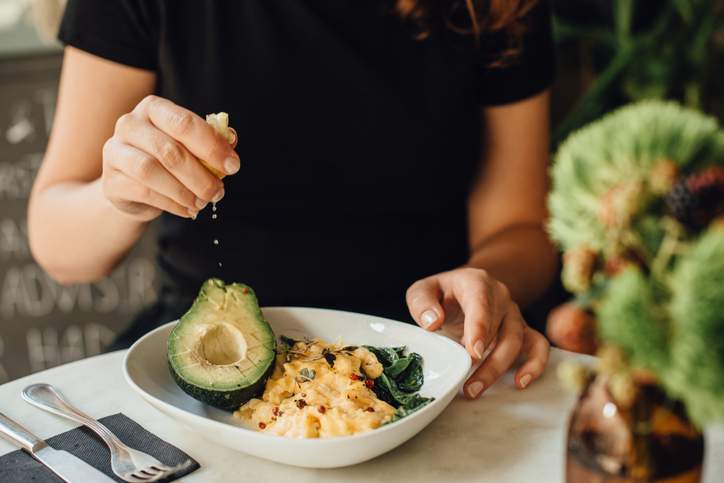 Le uova strapazzate con la salsa della dea verde è la perfetta colazione del frigorifero