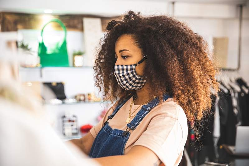 Lūk, kā efektīvi notīrīt sejas masku, ja nevarat nokļūt veļas mazgāšanas slodzē