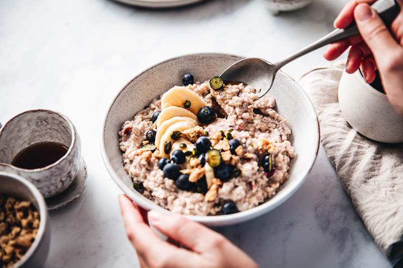 El desayuno rico en proteínas Un dietista come para combustible rápido