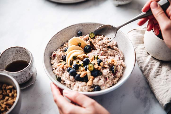 Soy urólogo, y estos son los alimentos y bebidas que te hacen orinar con más frecuencia