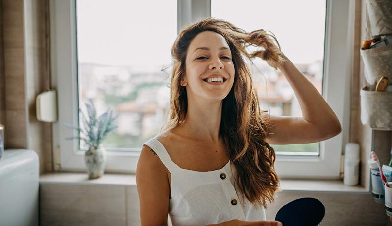 Eu tentei um shampoo e condicionador personalizados de US $ 9 para tratar meus cabelos secos e danificados e fiquei genuinamente chocado com os resultados