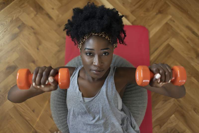 7 Latihan dumbbell pemula yang akan berfungsi seluruh badan anda di ruang tamu anda