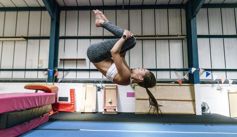 Stretch A Champion Gimnast face primul lucru în fiecare dimineață se întâmplă să fie cea mai ușoară dintre toate