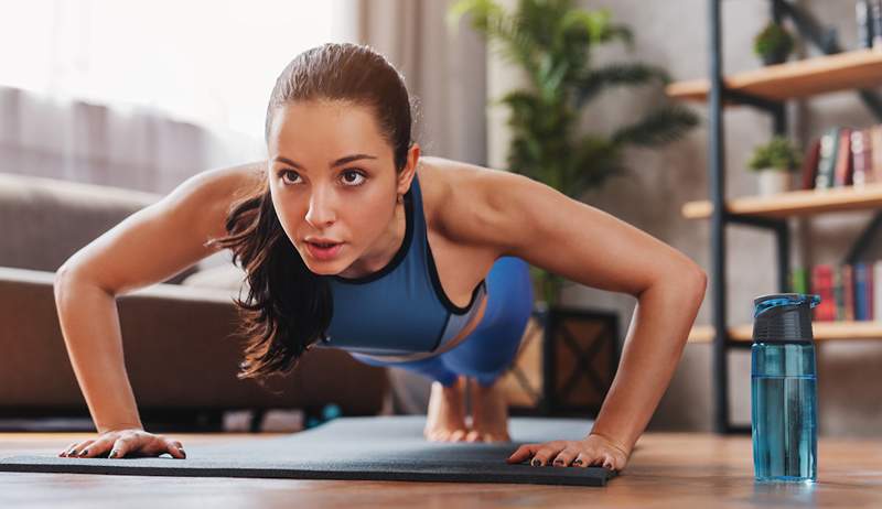 Push-up výuky se zacílí na vaše paže a šikmo