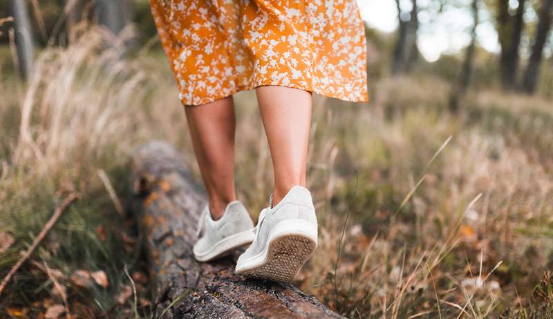 10 abiti da abbinare a sneaker questa primavera ed estate, mentre si allevia i pantaloni della tuta