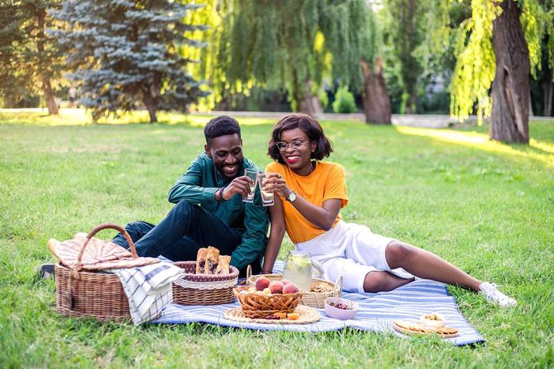 12 piknik-välttämättömyyttä kuvan täydelliseen iltapäivään puistossa