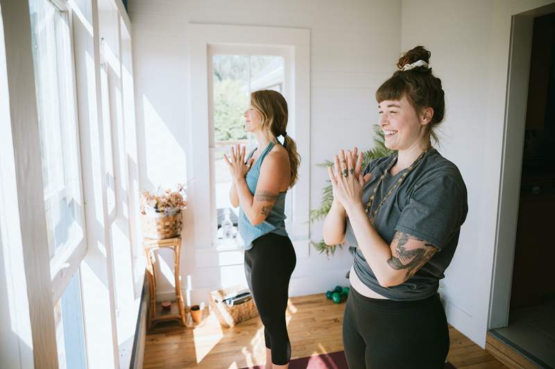 5 Couples Le yoga pose qui cultivent la connexion et l'intimité (et ne nécessitent pas une formation acrobatie)