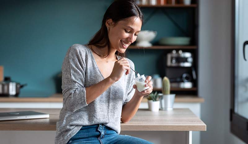 8 Eenvoudige, goedgekeurde snacks die u een schok van langdurige energie geven (en u kunt ze allemaal online kopen)