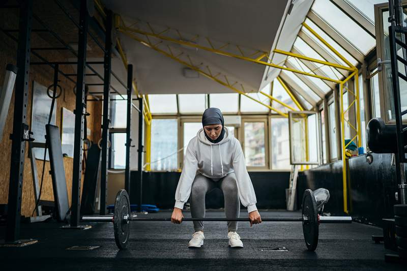 Dapatkan lebih banyak dari squat Anda dengan membuat penyesuaian pemosisian kaki sederhana ini