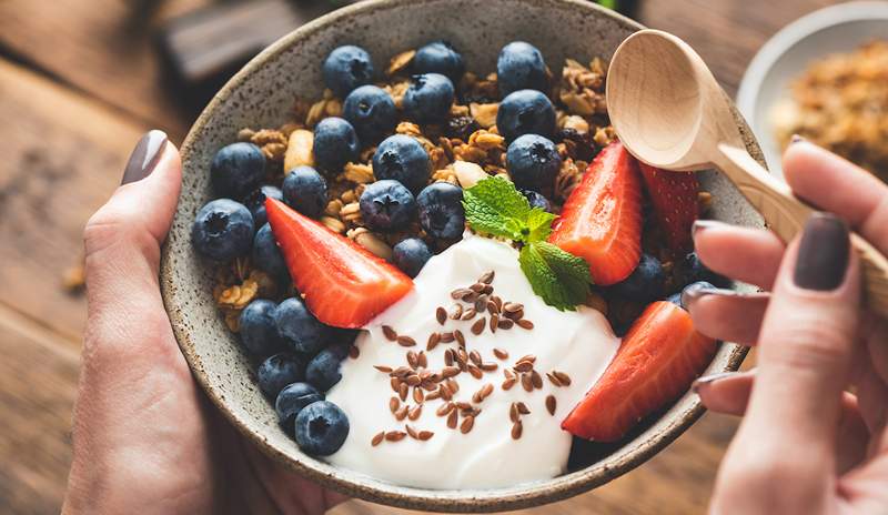 5 yoghurt fordeler som vil inspirere deg til å spise det oftere