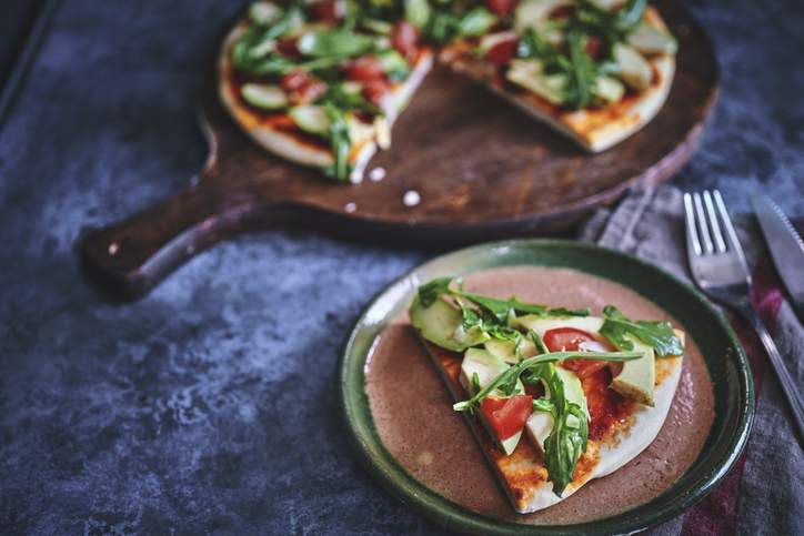 Varje ingrediens i denna avokado-toppade frukostpizza ökar hjärnhälsan