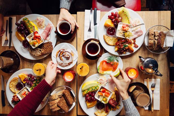 Neue Studie zeigt, dass diejenigen, die das Frühstück überspringen, größere Nährstoffe verpassen (und nicht nur morgens)