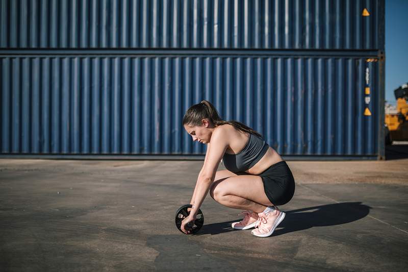 Das AB-Roller-Training, das jeden Muskel in Ihrem Körper ernsthaft in Frage stellt