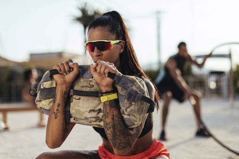 Latihan sandbag ini akan menyalakan teras anda lebih daripada dumbbell