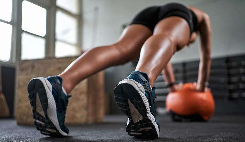 Come capire se indossi il giusto paio di scarpe per i piedi, secondo un podologo