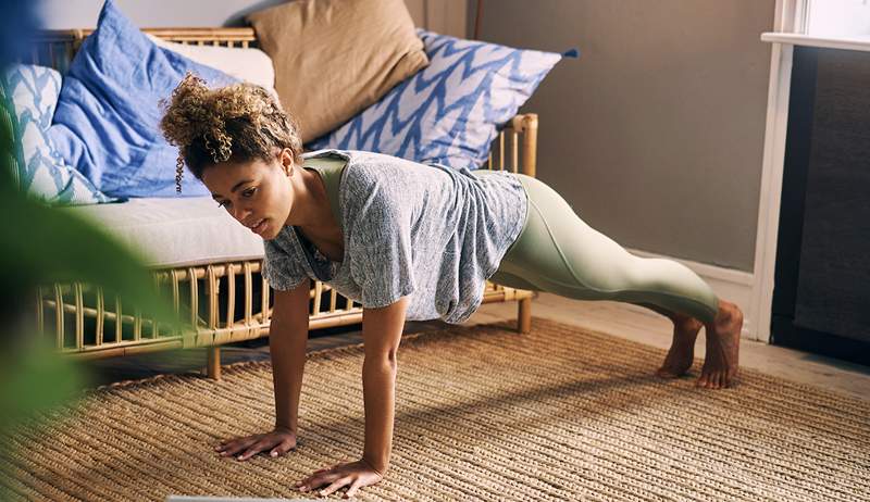 De 'Blast-Off Bear Plank' combineert 3 van de moeilijkste cardio-kernoefeningen in een enkele beweging