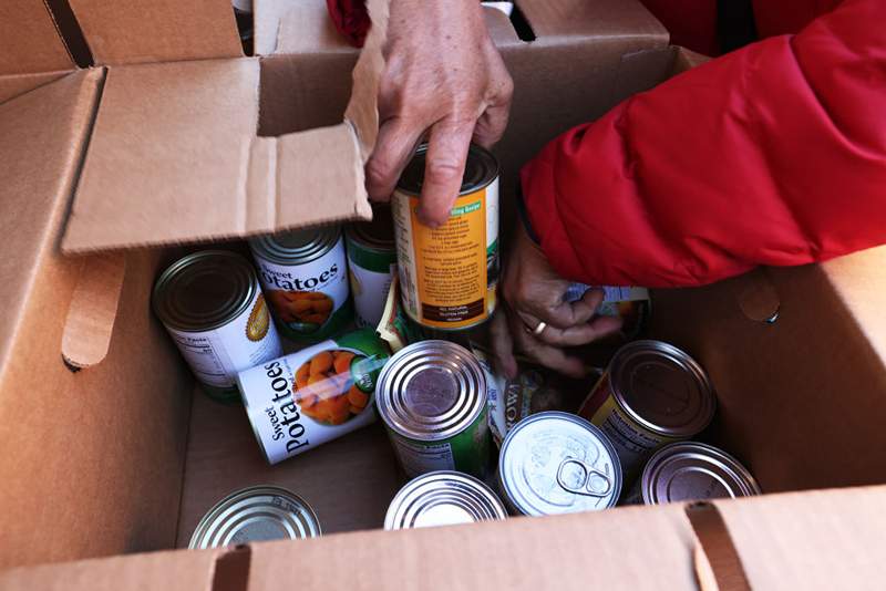 Les adultes noirs sans enfants et personnes handicapés sont les plus susceptibles de perdre de l'aide alimentaire lorsque