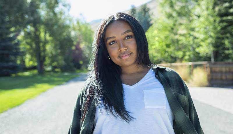 Silke Tryk på dit naturligt krøllede hår derhjemme som en professionel med disse frisørers tip