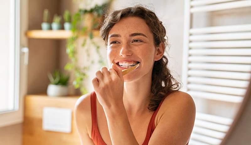 Ces pinceaux électriques et les fusées égayent mieux les dents et plus rapidement et ils sont en vente pour le premier jour