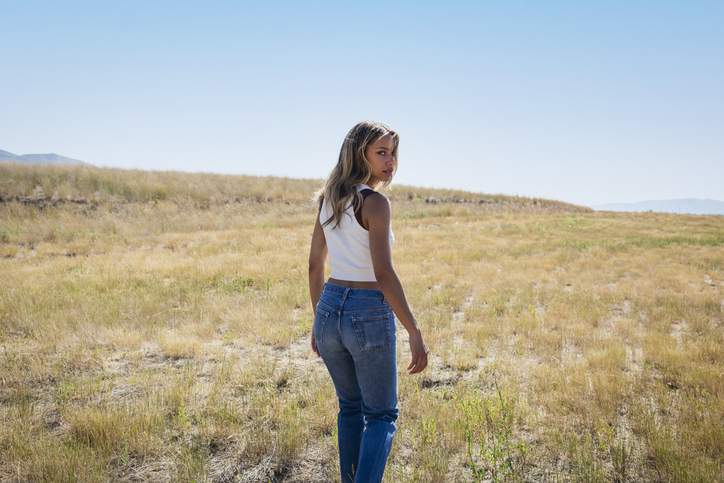 O Good American está tendo uma venda épica em todo o site, então a hora de comprar jeans é agora