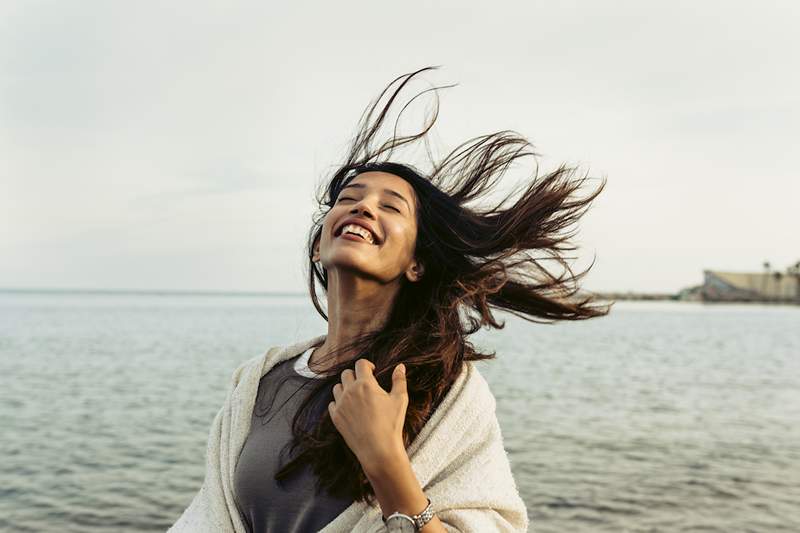 La marque derrière les «soins de la peau les plus intelligents du monde» vient de lancer une ligne de soins capillaires qui promet d'aider vos cheveux à pousser