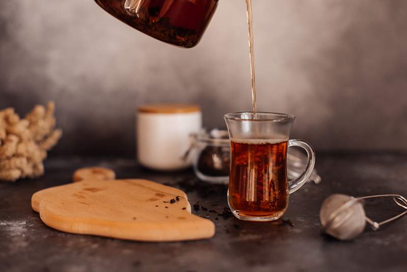 Wir fanden die perfekten Teekrüge, um zu Hause heiße oder kalte Infusionen zu machen