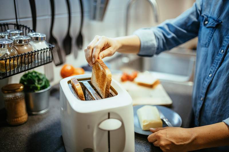 So reinigen Sie Ihren Toaster innen und außen richtig