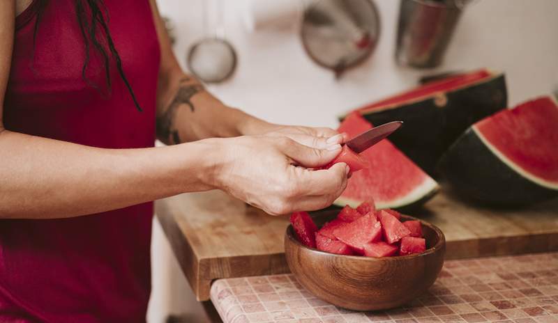 Por que os nutricionistas estão implorando para você não experimentar a dieta da melancia que você viu em 'Cheer'