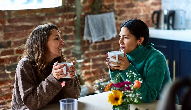 Sono un esperto di amicizia e questi 5 suggerimenti possono aiutarti a gestire il oversharing rannicchiato