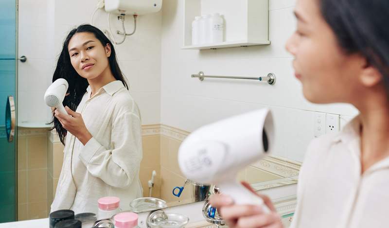 Käufer sagen, dass dieses Haarwerkzeug in nur wenigen Minuten Haare volumisiert und die Kreisel sanft-und es ist fast 30% Rabatt für Amazon's Holiday Beauty Transporter